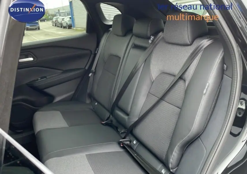 Vue intérieure côté droit des sièges arrière en cuir et tissu gris du Nissan Qashqai noir 2025, version N-Connecta.