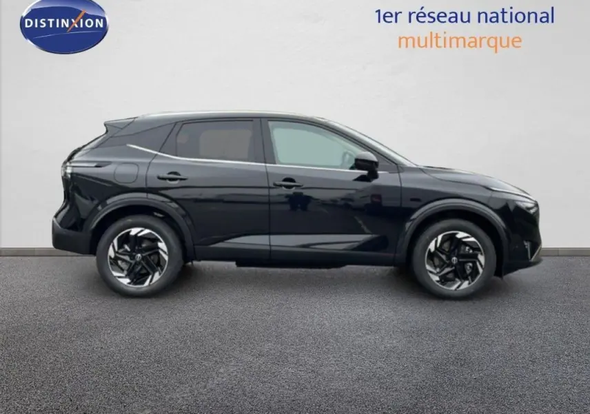 Profil côté gauche du Nissan Qashqai noir 2025 avec jantes distinctives et lignes épurées.