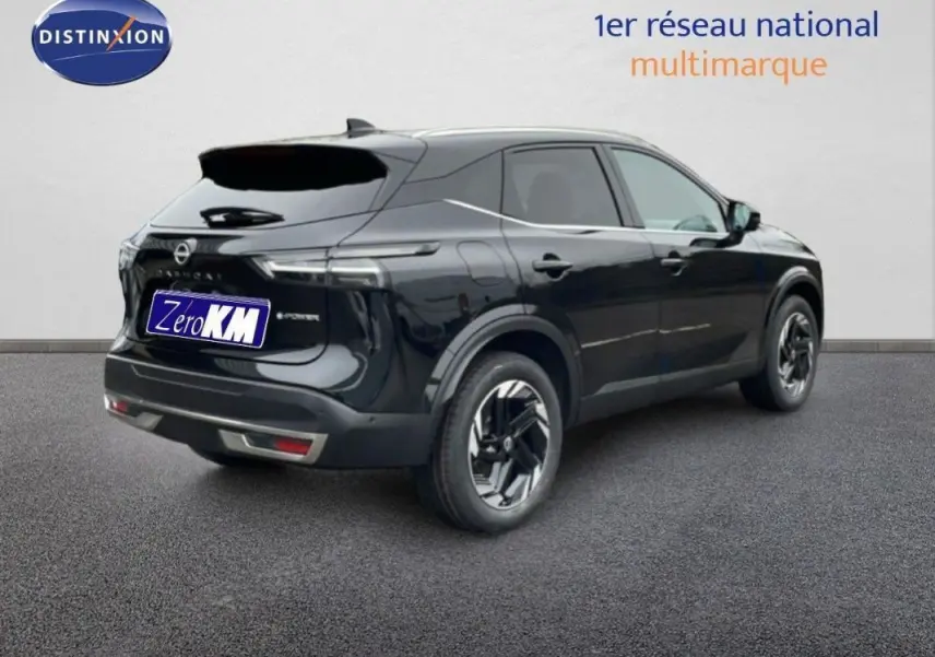 Vue 3/4 arrière droite du Nissan Qashqai noir 2025 avec jantes noires et détails hybrides visibles.