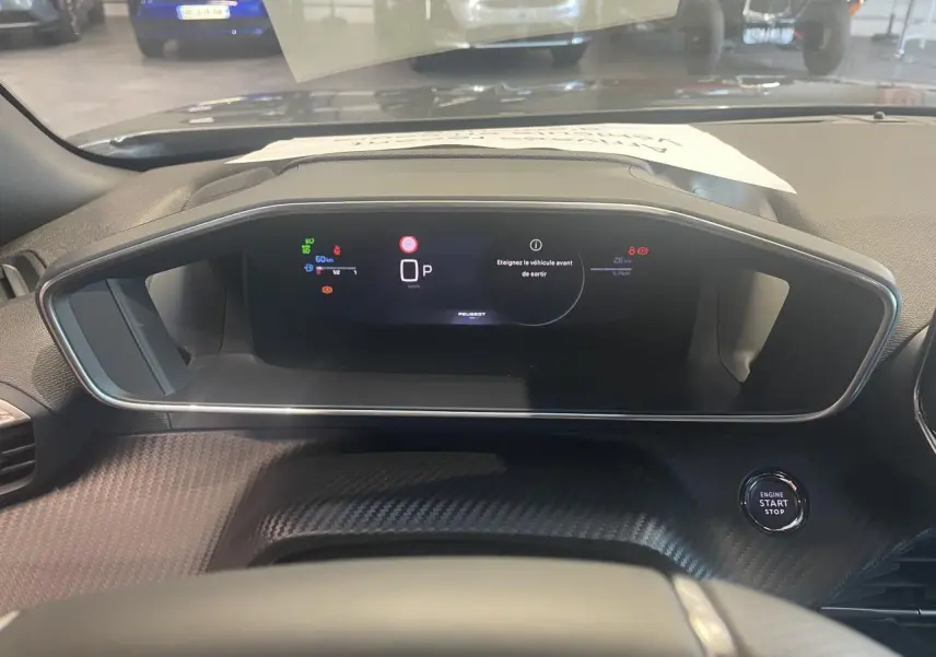Tableau de bord numérique du Peugeot 2008 1.2i Hybrid 2026, vue frontale centrée avec bouton start/stop visible.