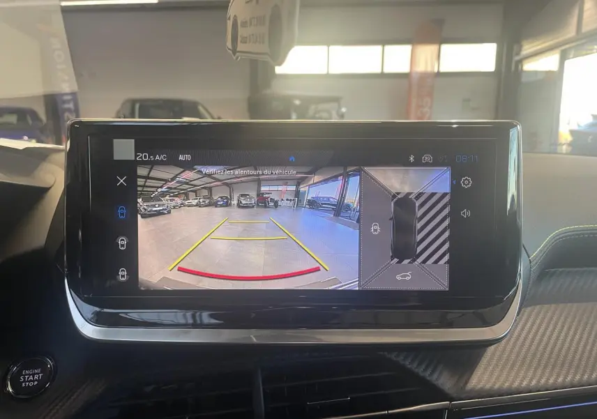 Écran tactile du tableau de bord du Peugeot 2008 gris montrant la caméra de recul et la vue 360° intérieure.
