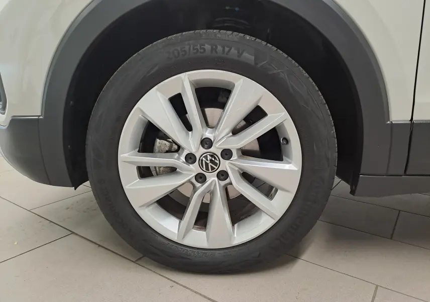 Gros plan sur la roue avant droite avec jante argentée du Volkswagen T-Cross Gris Ascot 2024.