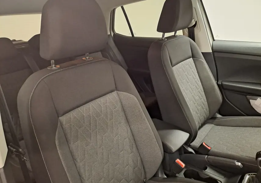 Vue intérieure des sièges avant en tissu gris du Volkswagen T-Cross 2024, version VW Edition, côté conducteur et passager.