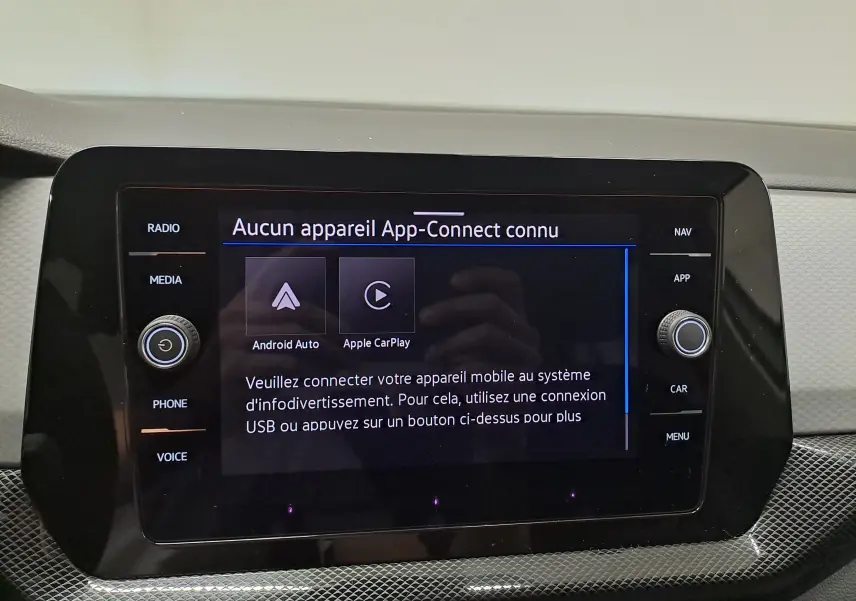 Écran tactile central du Volkswagen T-Cross 2024 affichant l'interface App-Connect avec options Android Auto et Apple CarPlay.