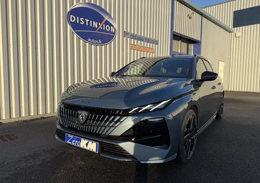 Peugeot 308 SW hybride bleu Ingaro vue 3/4 avant droit, avec calandre distinctive et jantes noires élégantes.
