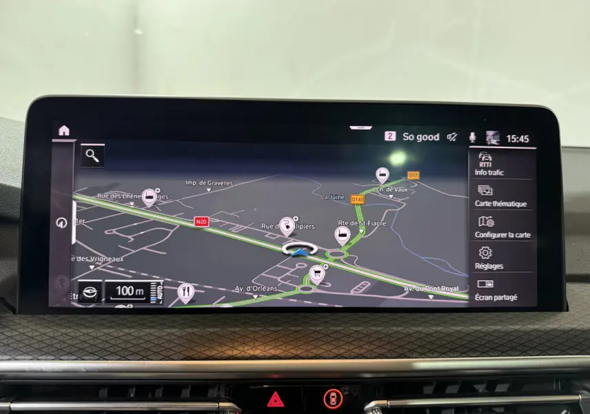 Écran tactile central affichant la navigation 3D dans un BMW X3 xDrive30e bleu, tableau de bord moderne et épuré.