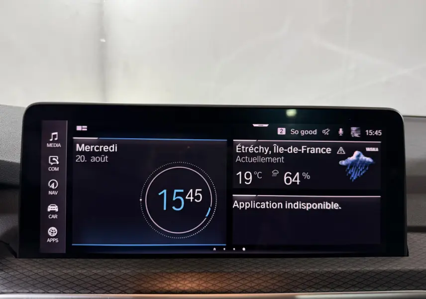 Écran tactile central 12,3 pouces du BMW X3 xDrive30e bleu, affichant l'heure et la météo intérieure.