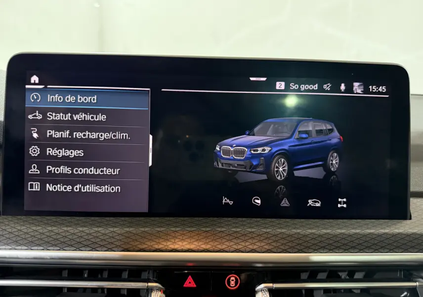 Écran tactile central affichant un menu et une image 3D du BMW X3 xDrive30e bleu vue de trois quarts avant droit.