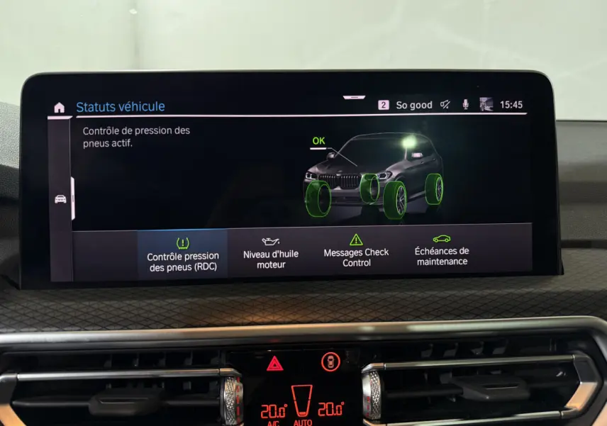 Écran central du tableau de bord BMW X3 bleu 2023 affichant le contrôle de pression des pneus en vue frontale virtuelle.