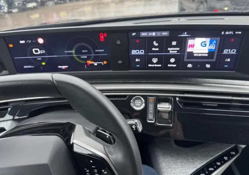 Vue intérieure du tableau de bord du Peugeot 3008 Hybrid 145 e-DCS6 Allure 2025, avec cockpit numérique et écran tactile.