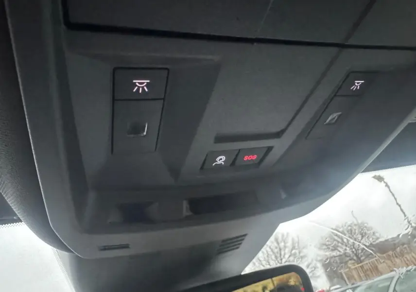 Vue intérieure du plafond avec commandes d'éclairage et bouton SOS du Peugeot 3008 Hybrid 145 e-DCS6 Allure noir 2025.
