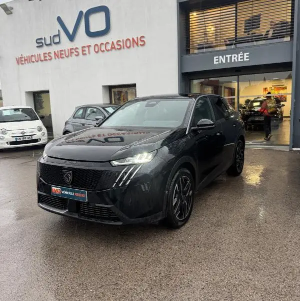 Peugeot 3008 Hybrid noir vue 3/4 avant droit, feux allumés, jantes alliage 19 pouces, devant concession Sud VO.