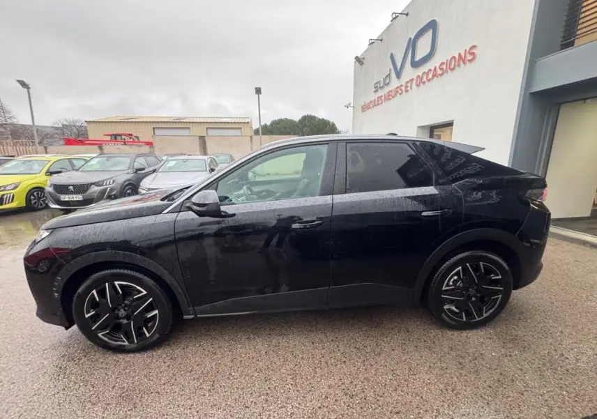 Peugeot 3008 Hybrid noir vue de profil côté gauche, avec jantes alliage 19 pouces et vitres teintées.