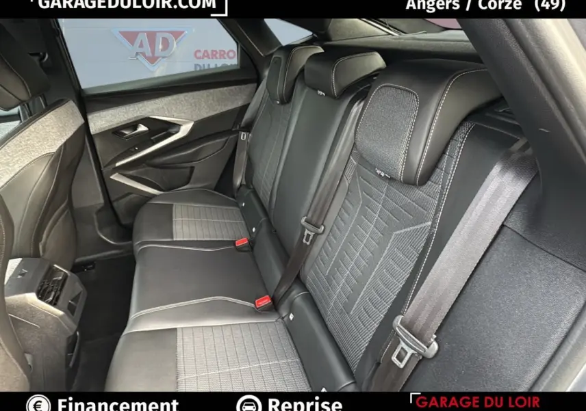 Vue intérieure des sièges arrière en cuir noir et tissu gris du Peugeot 3008 1.2 Hybrid 136 Allure 2024.