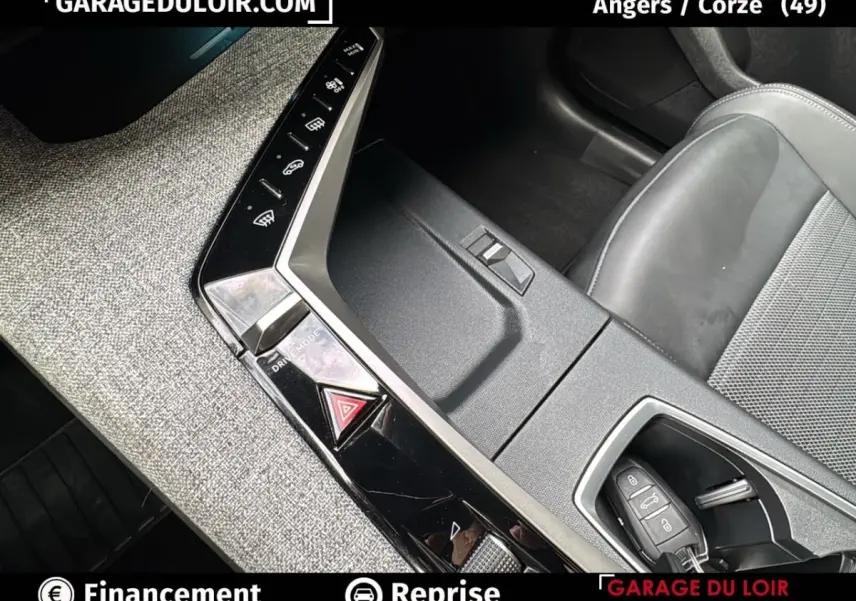 Vue intérieure du Peugeot 3008 2024, console centrale avec boutons de contrôle et siège gris clair partiel visible.