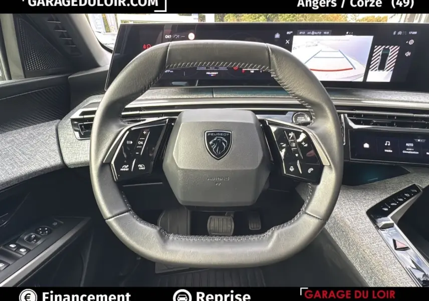 Vue intérieure centrée sur le volant cuir du Peugeot 3008 1.2 Hybrid 136 Allure avec tableau de bord numérique.