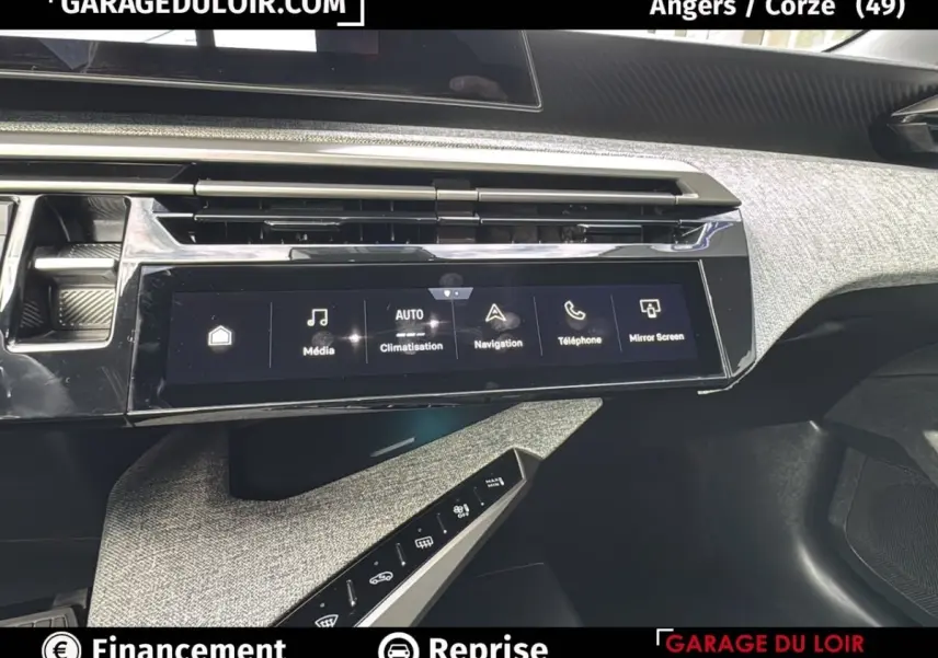 Vue rapprochée de la console centrale du Peugeot 3008 gris clair 2024 avec écran tactile et commandes modernes.