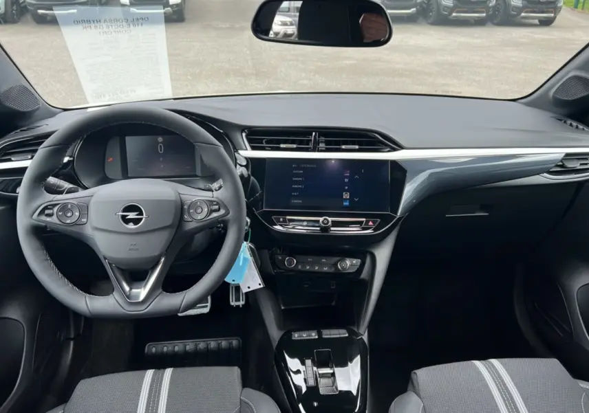 Vue intérieure frontale du tableau de bord et volant cuir noir de l’Opel Corsa Hybrid 110 e-DCT6 blanc Kontur 2026.