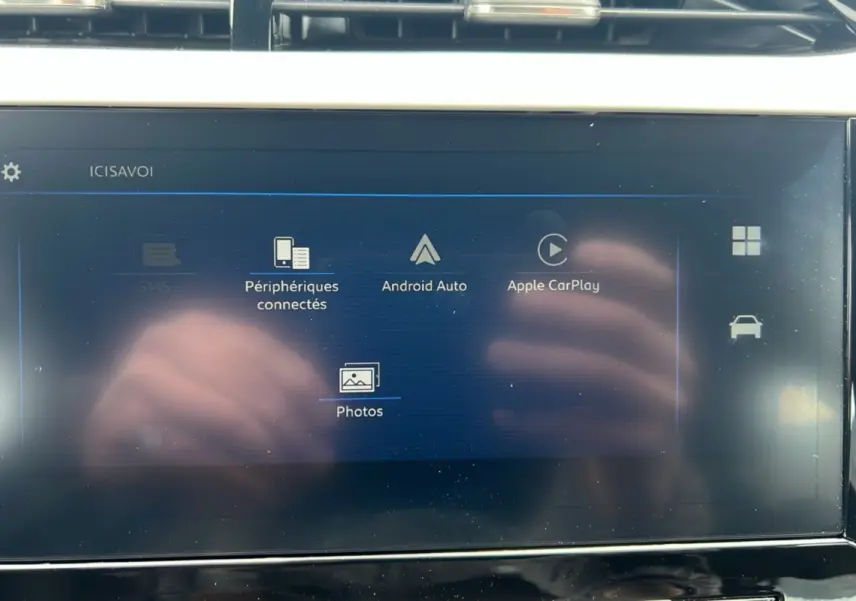 Écran tactile 10 pouces de l’Opel Corsa Hybrid blanc Kontur affichant Android Auto et Apple CarPlay.