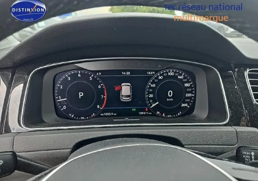 Vue rapprochée du tableau de bord numérique de la Volkswagen Golf blanche, affichant compte-tours et vitesse à 0 km/h.