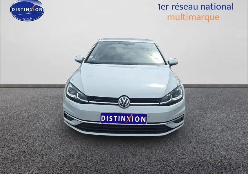 Vue avant d'une Volkswagen Golf blanche 2019 avec phares LED et calandre noire brillante.