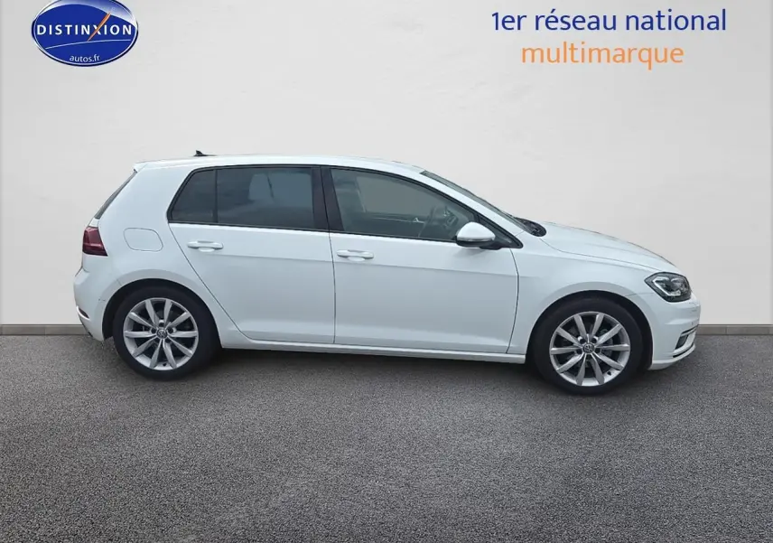 Volkswagen Golf blanc vue de profil côté gauche sur fond neutre avec jantes alliage et vitres teintées.