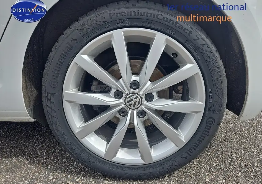 Gros plan sur la jante alu avant droite blanche d'une Volkswagen Golf 1.5 TSI Evo 2019, pneu Continental visible.