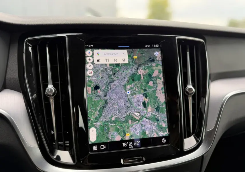 Écran tactile central affichant la navigation GPS dans l'habitacle du Volvo S60 B4 Gris Denim 2024.