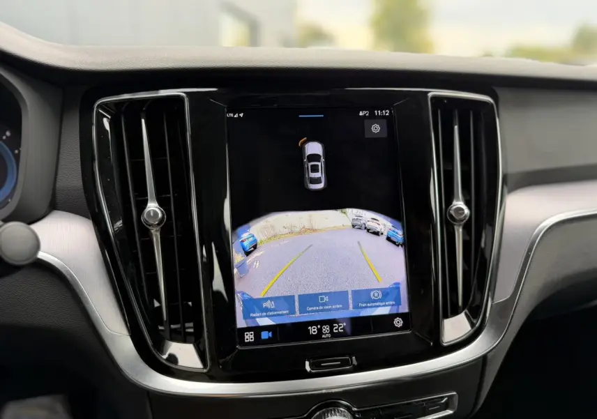 Écran tactile central de la Volvo S60 2024 affichant la caméra de recul et les radars de stationnement.