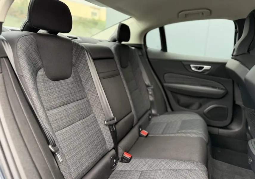 Vue intérieure côté droit des sièges arrière gris à motifs de la Volvo S60 2024 finition Core+