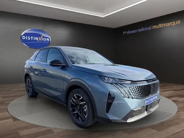 Peugeot 3008 bleu en 3/4 avant droit, avec calandre distinctive et jantes 19 pouces noires, en showroom.