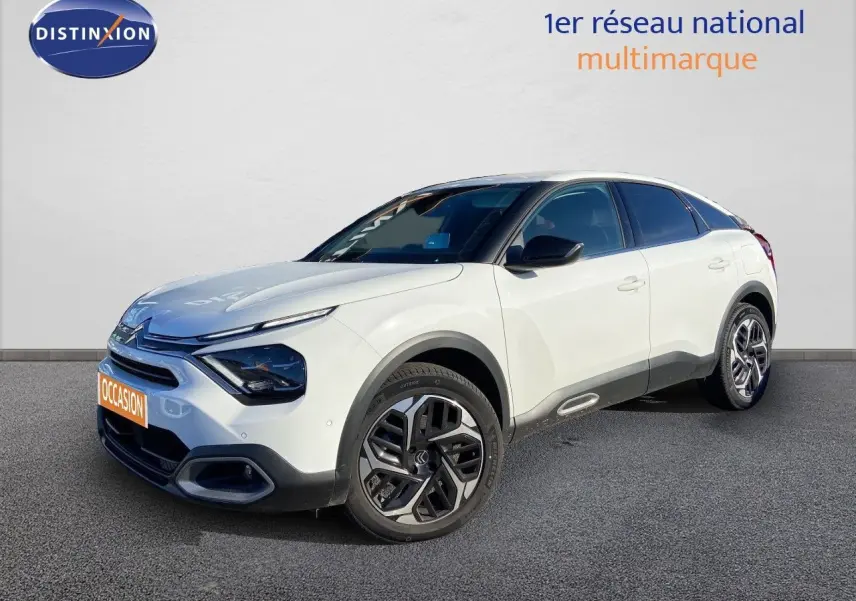 Vue 3/4 avant d'une Citroën C4 blanche 2022 avec jantes bi-ton et détails noirs contrastants.