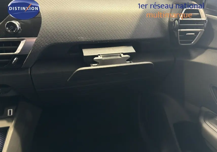 Intérieur de la Citroën C4 2022, vue sur la boîte à gants ouverte côté passager, tableau de bord noir texturé.