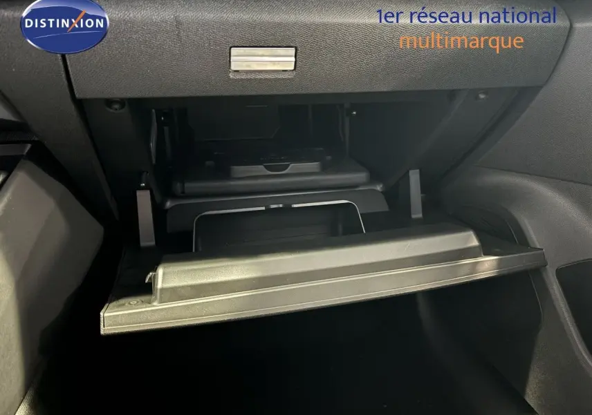 Intérieur de la Citroën C4 blanche 2022, vue rapprochée de la boîte à gants ouverte côté passager.