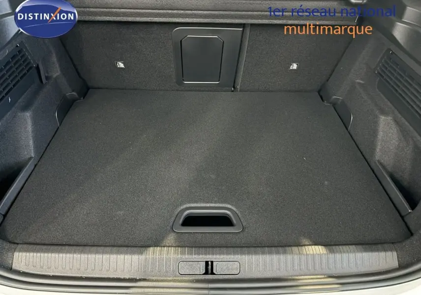 Coffre ouvert d'une Citroën C4 blanche de 2022, vue de l'arrière montrant un espace de chargement propre et spacieux.