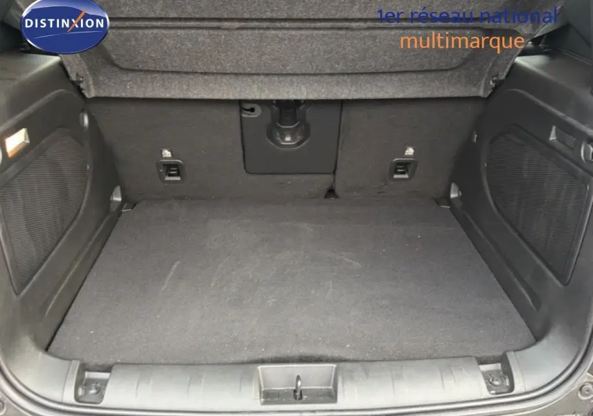 Coffre spacieux et propre du Jeep Renegade noir 2022, vue intérieure arrière avec revêtement gris foncé.