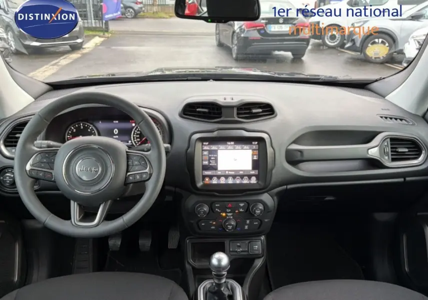 Vue intérieure avant du Jeep Renegade noir 2022, tableau de bord moderne avec écran tactile et volant multifonction.