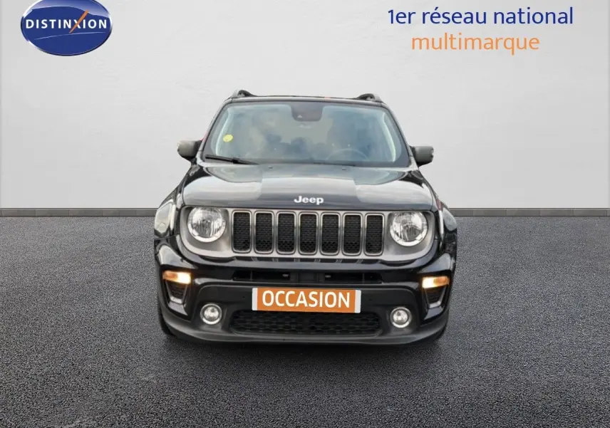 Vue frontale d'un Jeep Renegade noir 2022 avec calandre à sept fentes et phares ronds allumés.