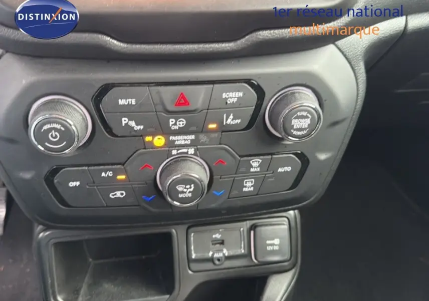 Tableau de bord du Jeep Renegade 2022 en noir, vue rapprochée sur commandes climatisation et multimédia.