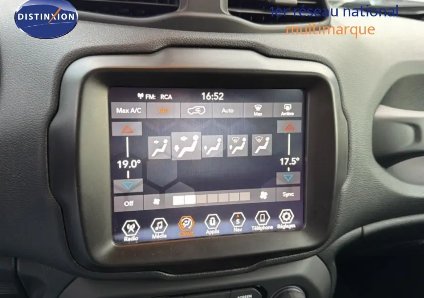 Écran tactile central du tableau de bord d'une Jeep Renegade noire, affichant les réglages de climatisation.