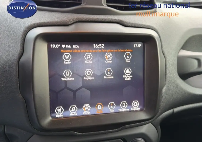 Écran tactile central du tableau de bord du Jeep Renegade noir 2022, affichant les menus radio, média et navigation.