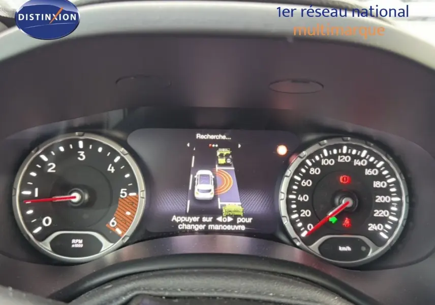 Tableau de bord de Jeep Renegade noir 2022 avec compte-tours, vitesse et écran central affichant une aide au stationnement.