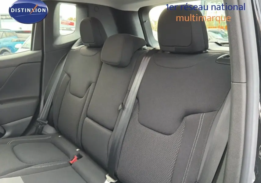 Vue intérieure des sièges arrière noirs du Jeep Renegade 2022, avec ceintures et appuie-têtes visibles.