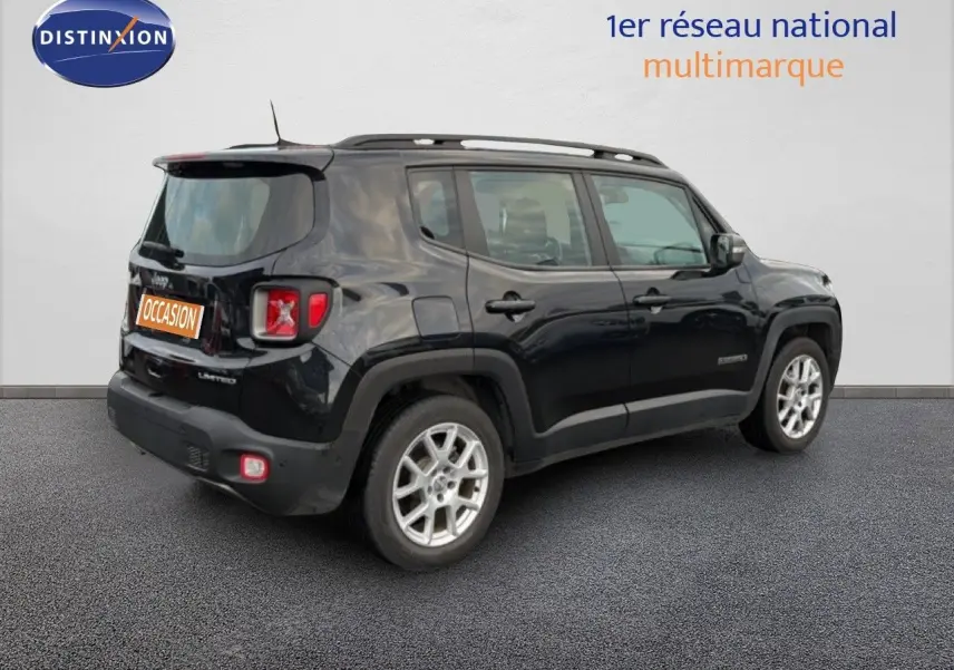 Jeep Renegade noir vue 3/4 arrière côté droit, avec jantes argentées et toit équipé de barres de toit.