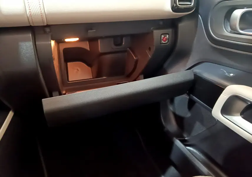 Intérieur du Citroën C5 Aircross Hybrid 225 ë-EAT8 Shine 2021, boîte à gants ouverte avec éclairage intérieur visible.