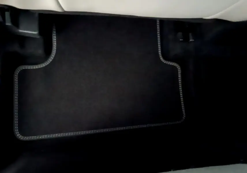 Tapis de sol noir avec surpiqûres blanches dans l'habitacle côté passager du Citroën C5 Aircross Hybrid 225 ë-EAT8 Shine 2021.