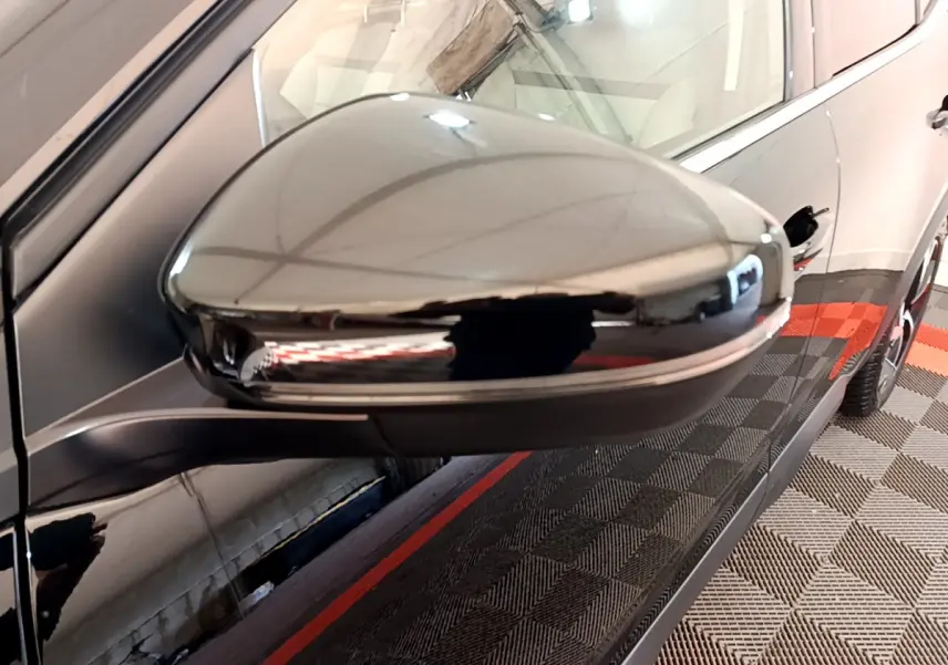 Rétroviseur gauche noir brillant du Citroën C5 Aircross Hybrid 225 ë-EAT8 Shine, vue rapprochée sur la portière.