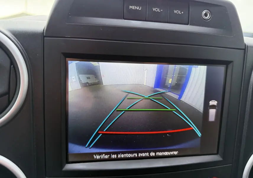 Écran de caméra de recul du Peugeot Partner Tepee gris, vue intérieure du tableau de bord avec guidage coloré.