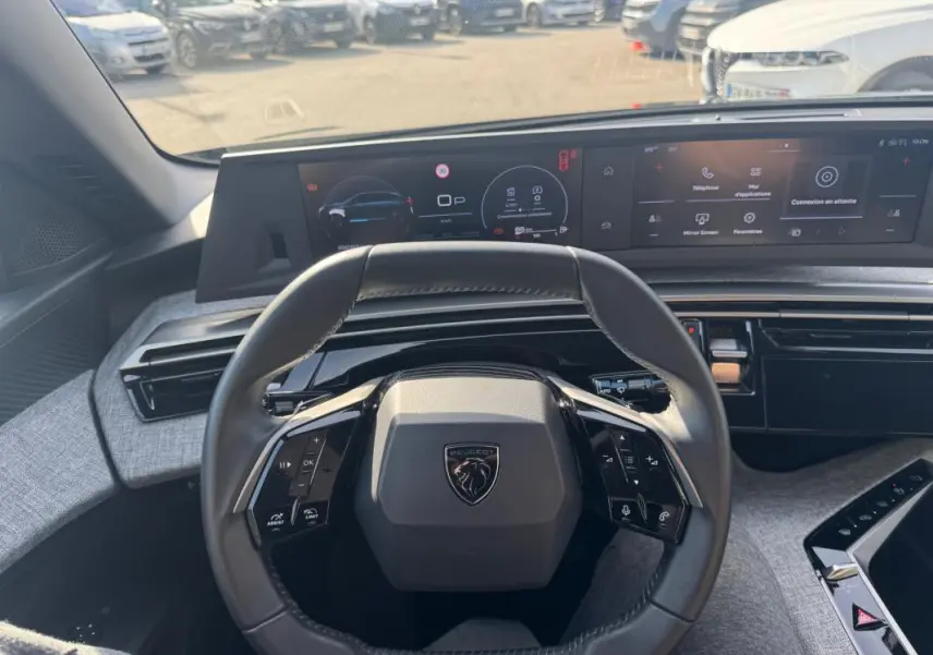 Vue intérieure centrée sur le volant compact et le cockpit numérique du Peugeot 3008 Hybrid 145 noir 2025.
