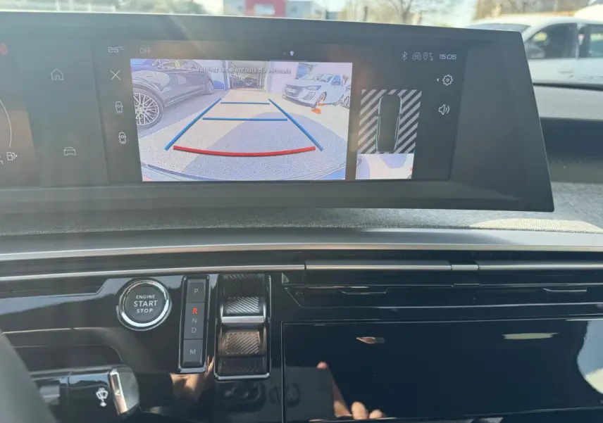 Vue intérieure du tableau de bord du Peugeot 3008 Hybrid 145 e-DCS6 Allure 2025, écran de caméra de recul allumé.